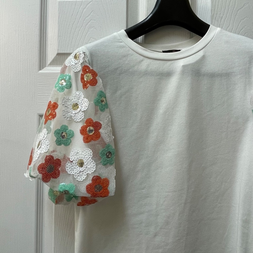 On Twelft Women's Medium‎ Sequined Flower Puff Sleeve Knit Top NWT